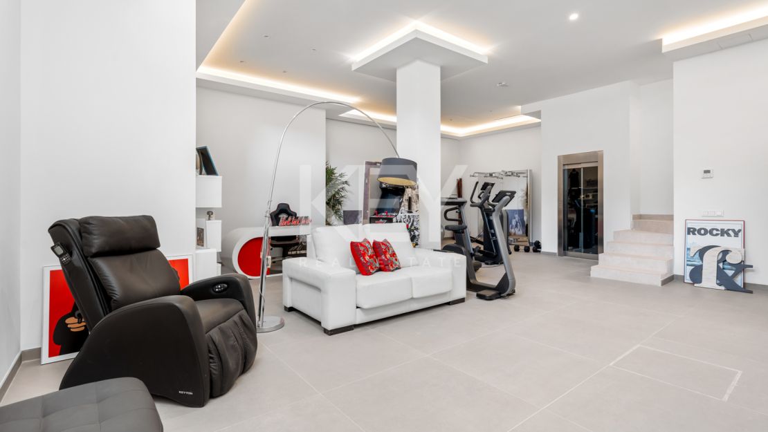 Contemporary semi-detached Villa with panoramic views in Le Blanc, Marbella Golden Mile