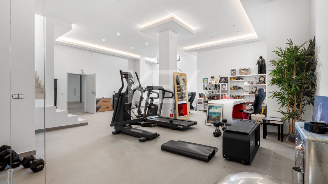 Contemporary semi-detached Villa with panoramic views in Le Blanc, Marbella Golden Mile