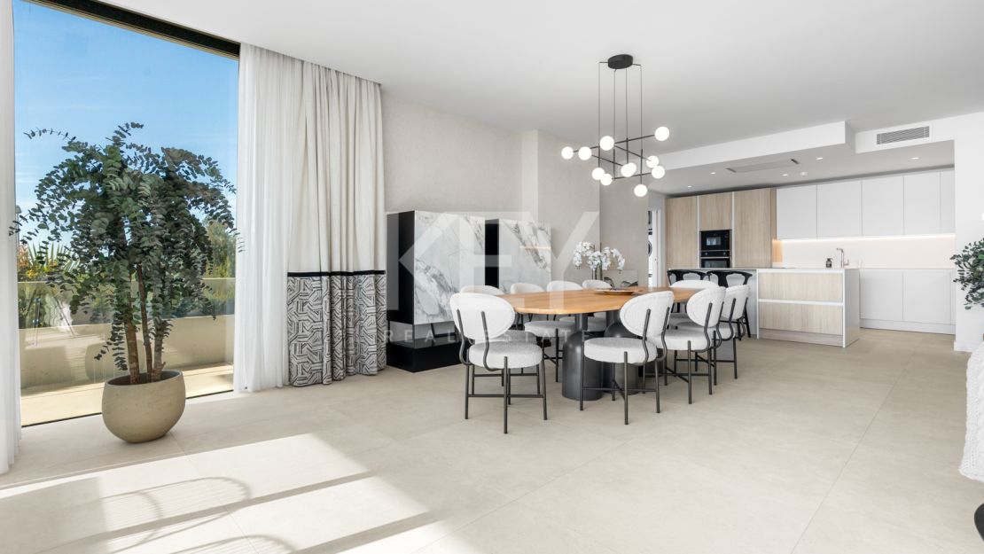 Contemporary semi-detached Villa with panoramic views in Le Blanc, Marbella Golden Mile