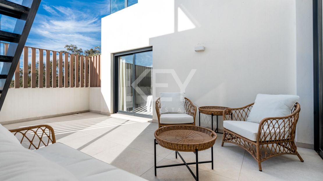 Contemporary semi-detached Villa with panoramic views in Le Blanc, Marbella Golden Mile