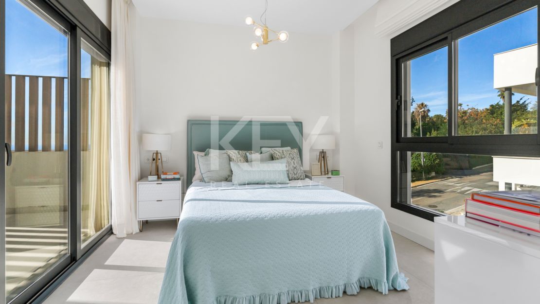 Contemporary semi-detached Villa with panoramic views in Le Blanc, Marbella Golden Mile