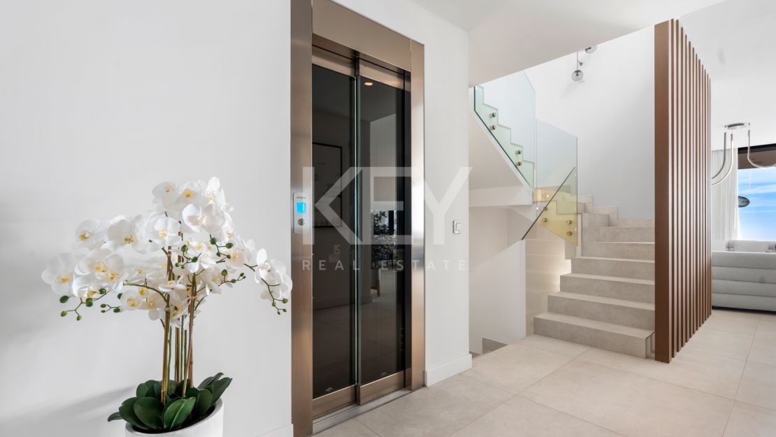 Contemporary semi-detached Villa with panoramic views in Le Blanc, Marbella Golden Mile