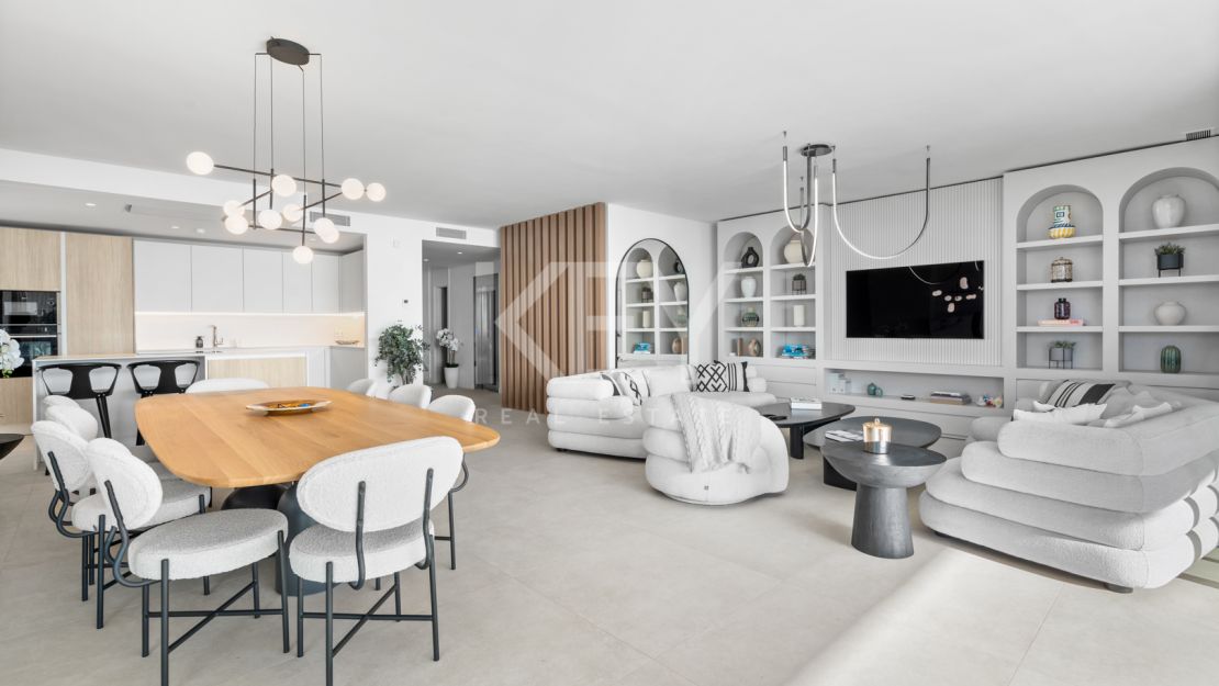 Contemporary semi-detached Villa with panoramic views in Le Blanc, Marbella Golden Mile