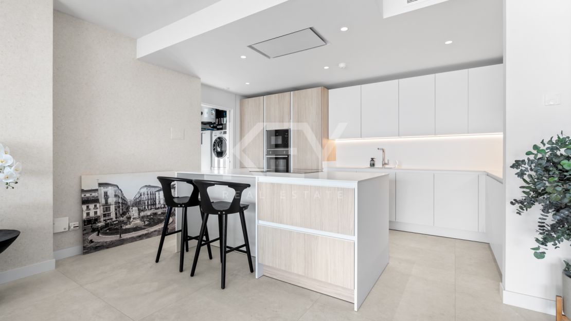 Contemporary semi-detached Villa with panoramic views in Le Blanc, Marbella Golden Mile