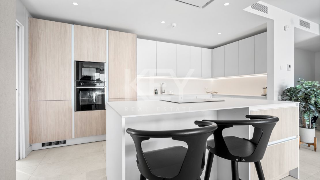 Contemporary semi-detached Villa with panoramic views in Le Blanc, Marbella Golden Mile