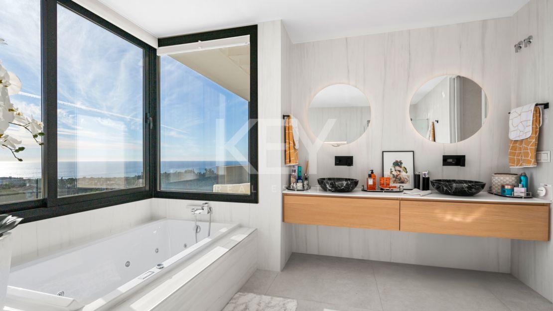 Contemporary semi-detached Villa with panoramic views in Le Blanc, Marbella Golden Mile