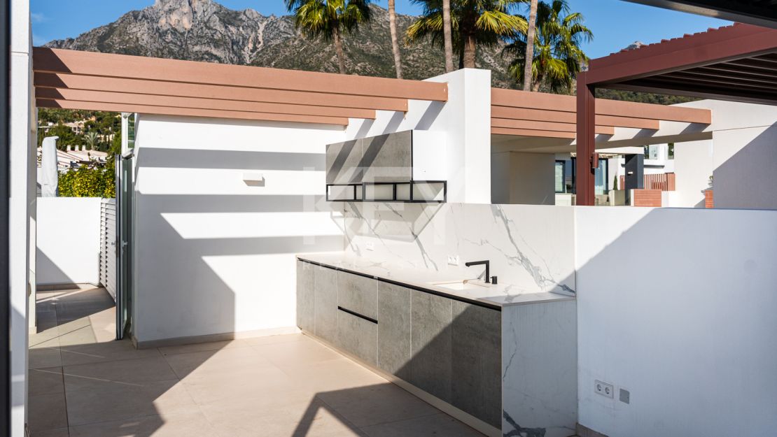 Contemporary semi-detached Villa with panoramic views in Le Blanc, Marbella Golden Mile