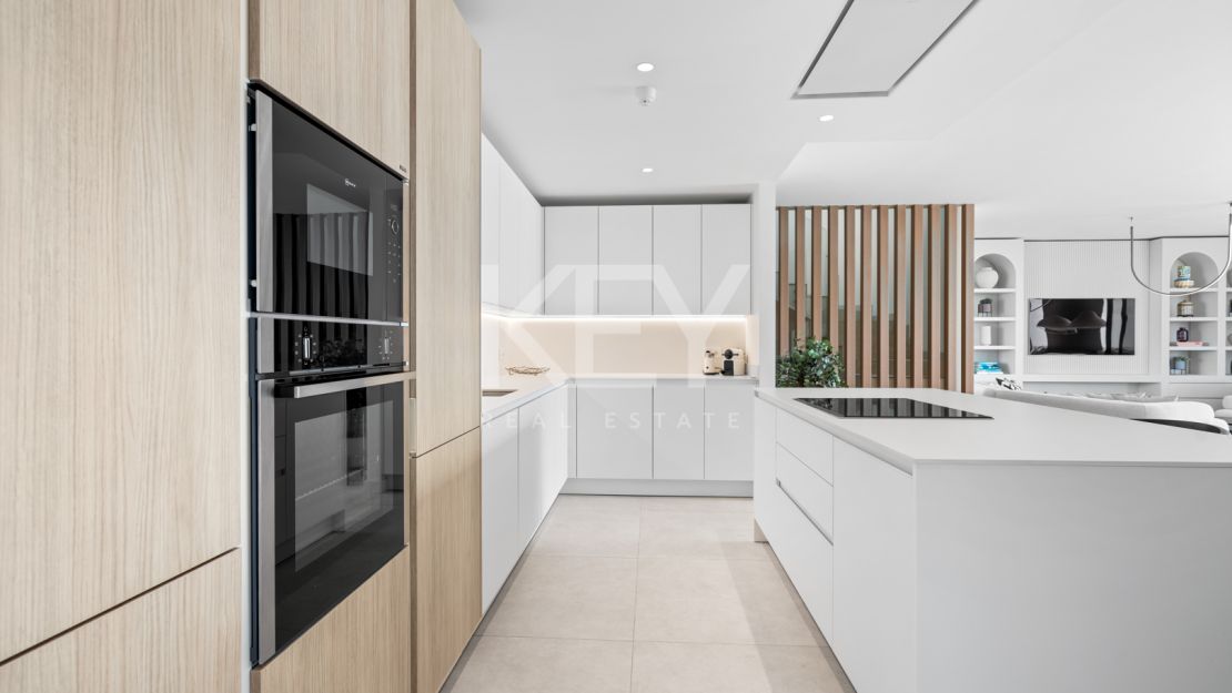 Contemporary semi-detached Villa with panoramic views in Le Blanc, Marbella Golden Mile