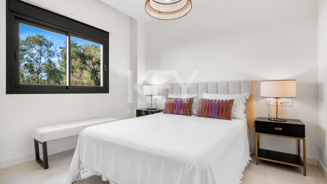 Contemporary semi-detached Villa with panoramic views in Le Blanc, Marbella Golden Mile