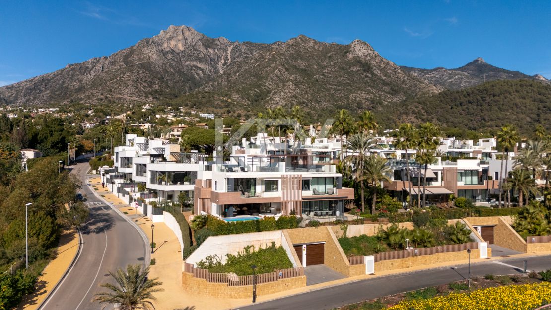 Contemporary semi-detached Villa with panoramic views in Le Blanc, Marbella Golden Mile
