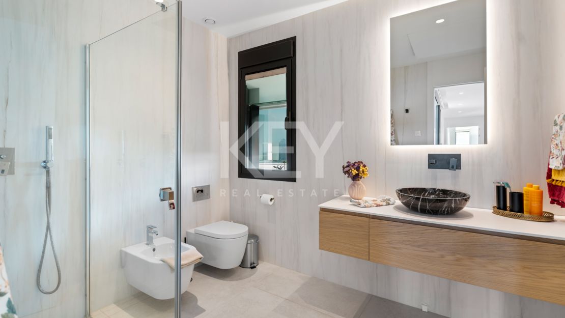 Contemporary semi-detached Villa with panoramic views in Le Blanc, Marbella Golden Mile