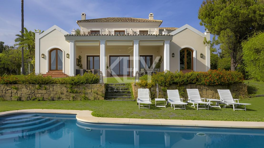 Elegante villa mediterránea con vistas al mar y al golf en Los Flamingos, Benahavís