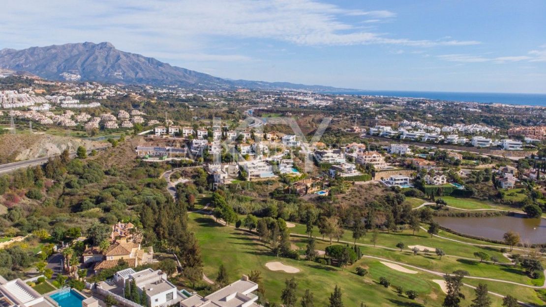 Parcela de Golf en Primera Línea con Impresionantes Vistas en La Alquería, Benahavís