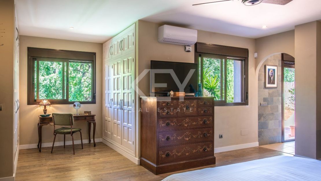 Современная андалузская вилла с панорамным видом в Форест-Хиллс, Эстепона