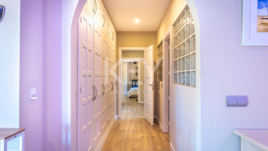 Современная андалузская вилла с панорамным видом в Форест-Хиллс, Эстепона