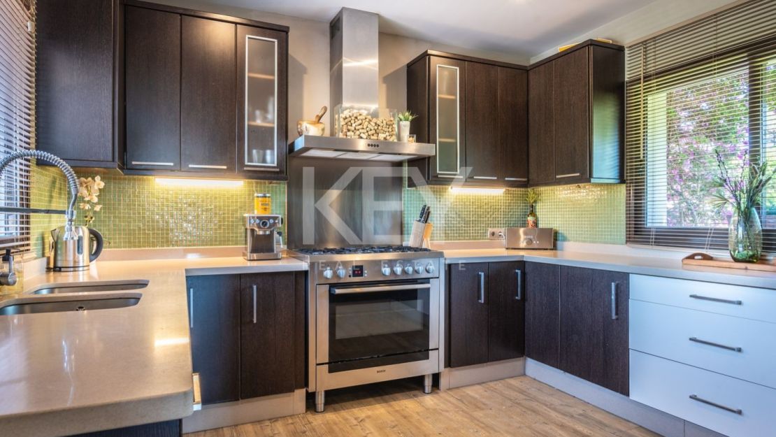 Современная андалузская вилла с панорамным видом в Форест-Хиллс, Эстепона