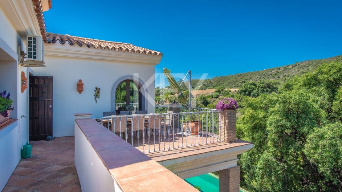 Современная андалузская вилла с панорамным видом в Форест-Хиллс, Эстепона