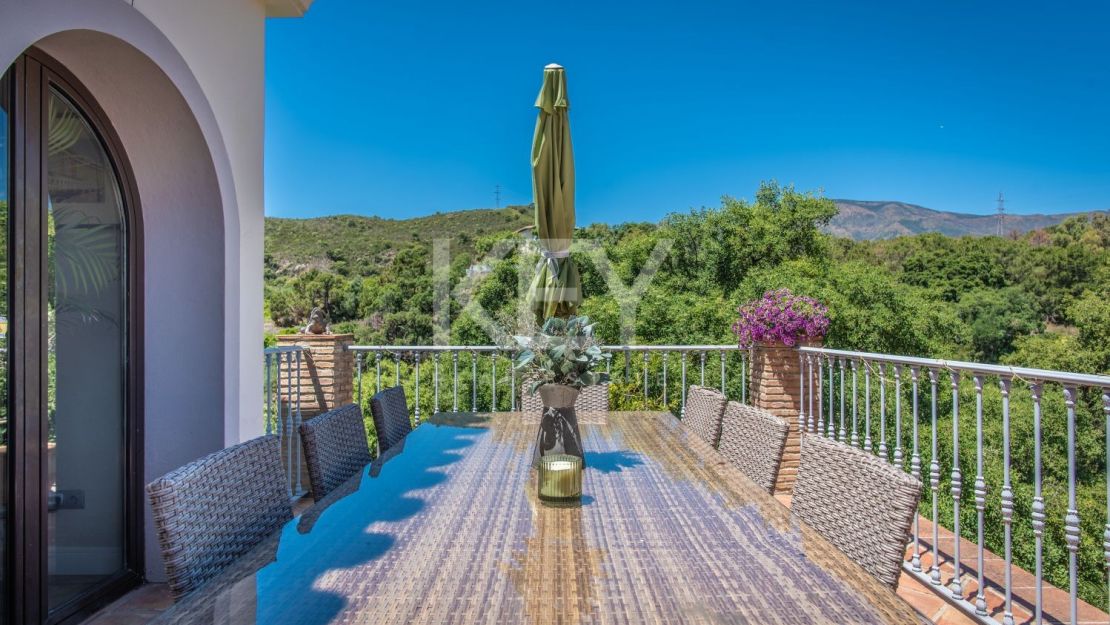 Современная андалузская вилла с панорамным видом в Форест-Хиллс, Эстепона