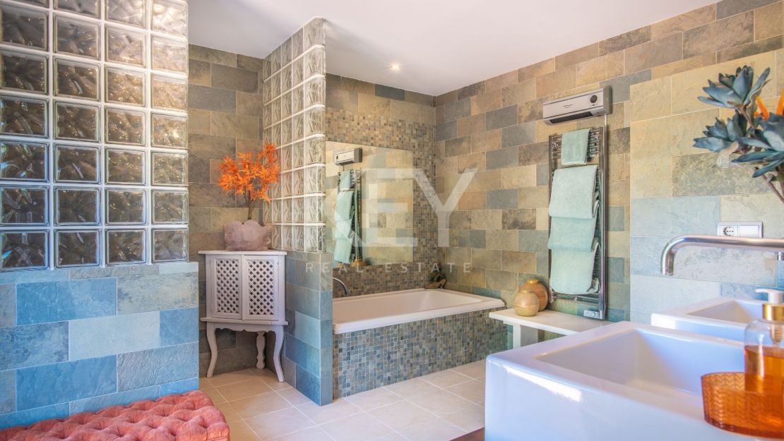 Современная андалузская вилла с панорамным видом в Форест-Хиллс, Эстепона