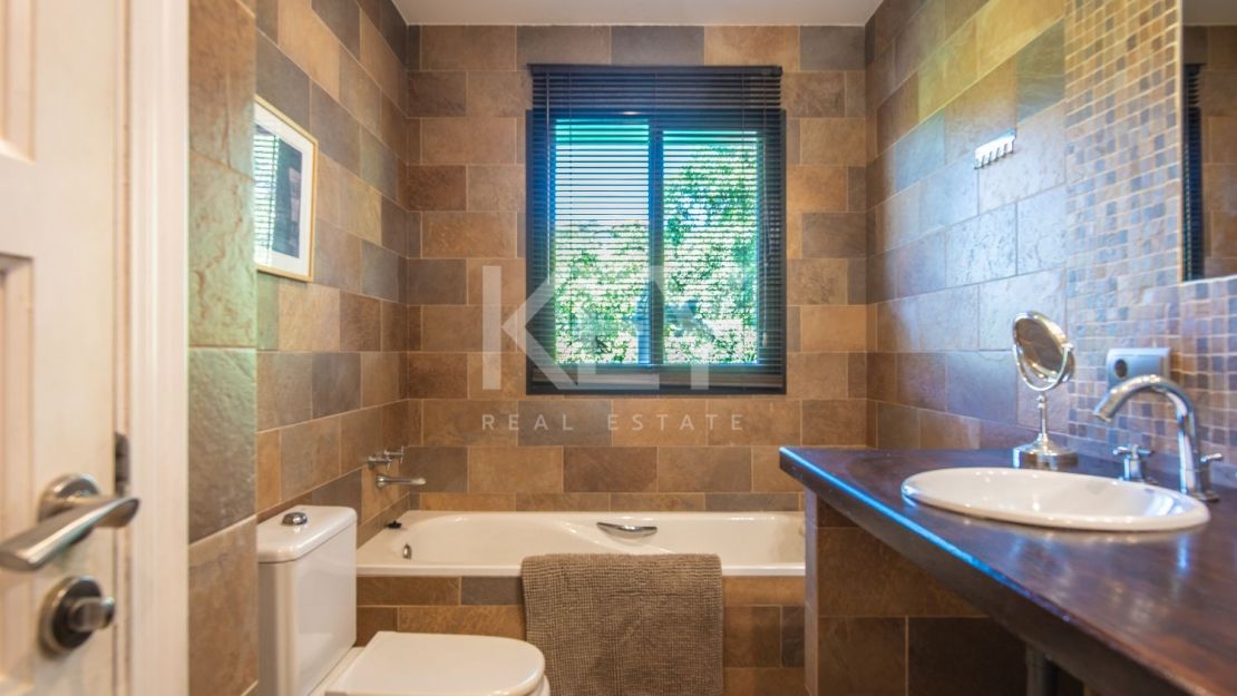 Современная андалузская вилла с панорамным видом в Форест-Хиллс, Эстепона