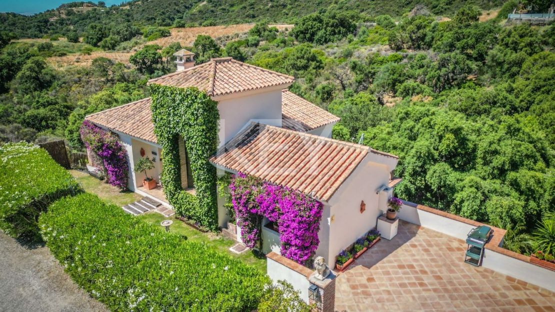 Contemporary andalusian villa with panoramic views in Forest Hills, Estepona