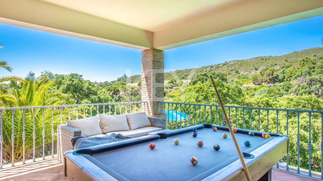 Современная андалузская вилла с панорамным видом в Форест-Хиллс, Эстепона