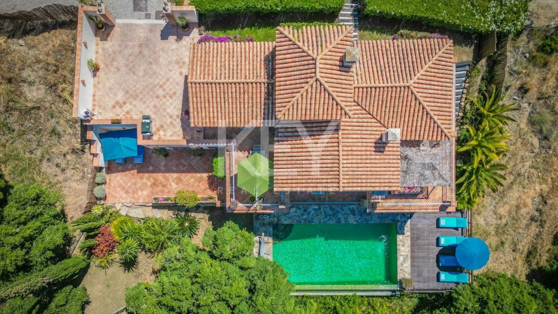 Современная андалузская вилла с панорамным видом в Форест-Хиллс, Эстепона