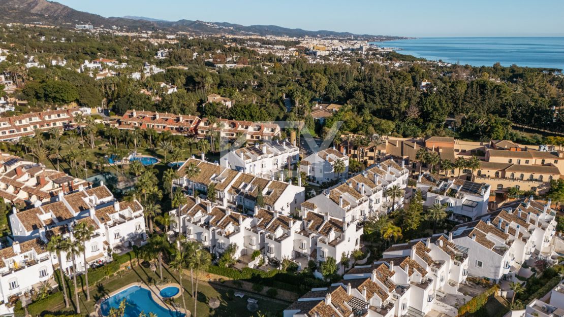 Sofisticada casa adosada moderna con comodidades de lujo en la Milla de Oro de Marbella
