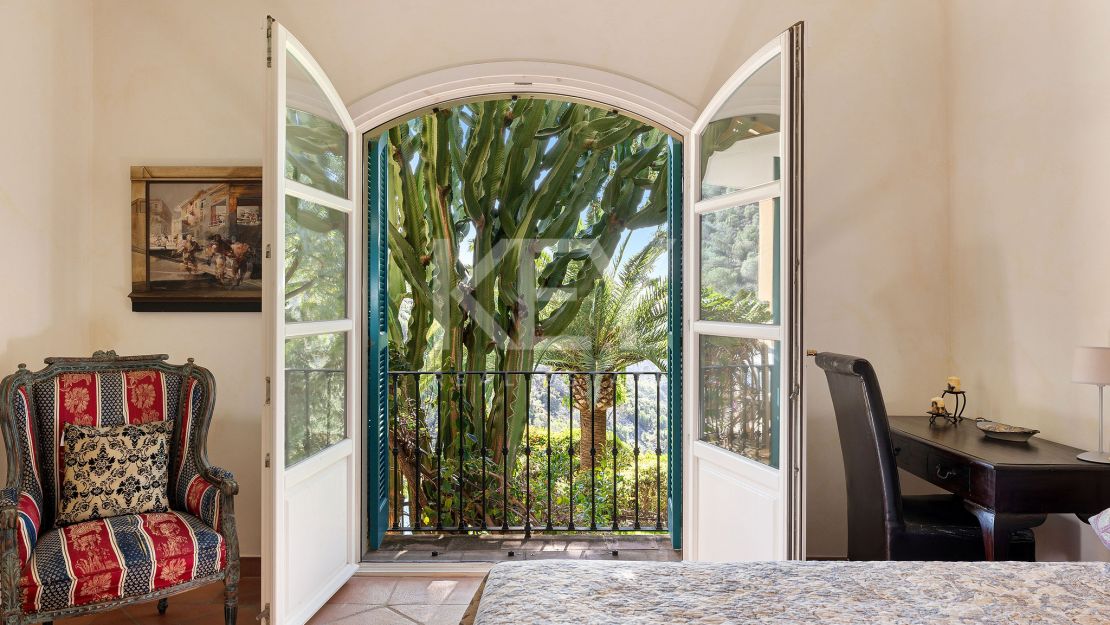 Exquisite Andalusian villa with modern elegance in El Madroñal, Benahavís