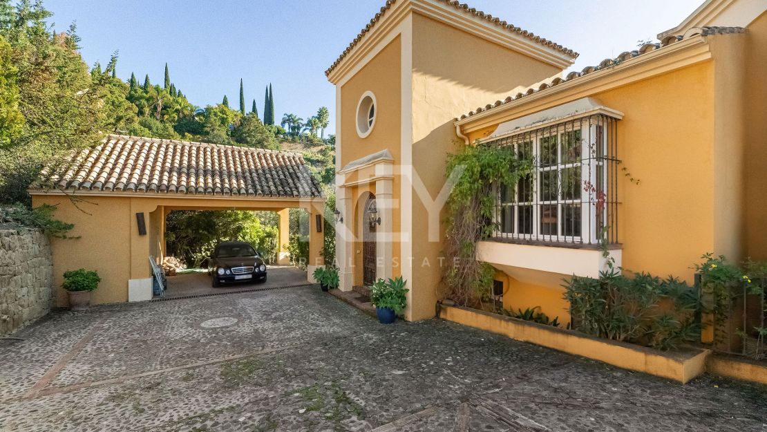 Exquisite Andalusian villa with modern elegance in El Madroñal, Benahavís