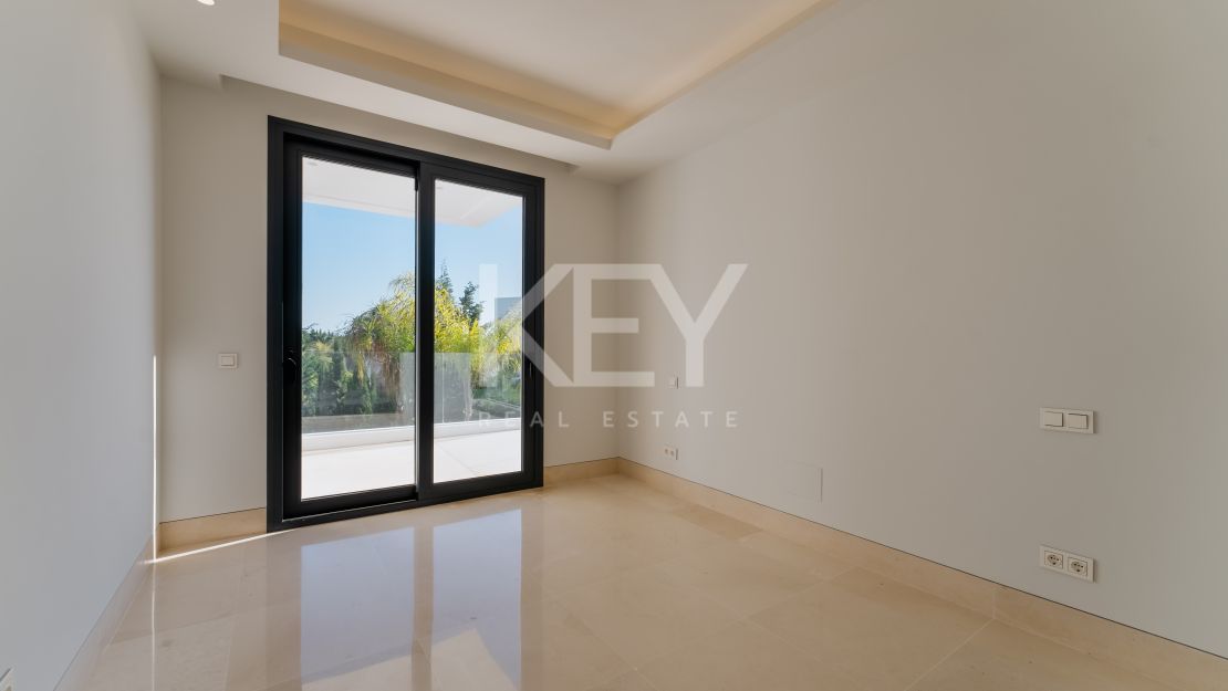 Роскошная современная вилла с панорамным видом на Золотую Милию Марбельи