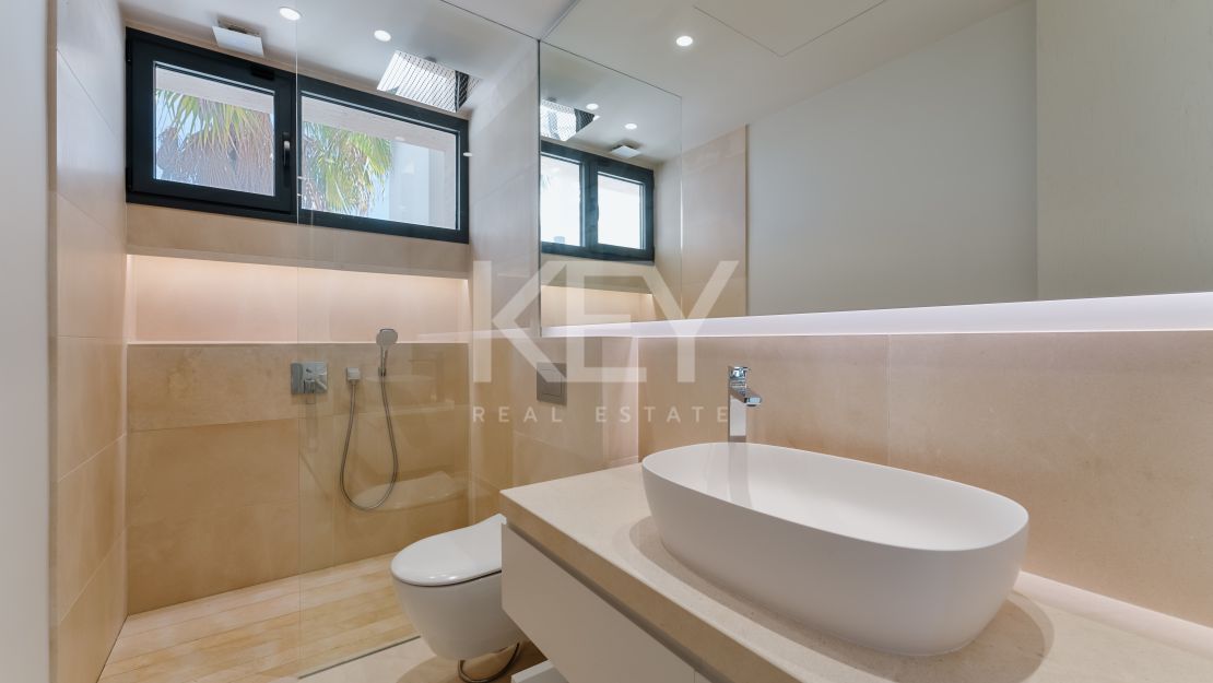 Роскошная современная вилла с панорамным видом на Золотую Милию Марбельи