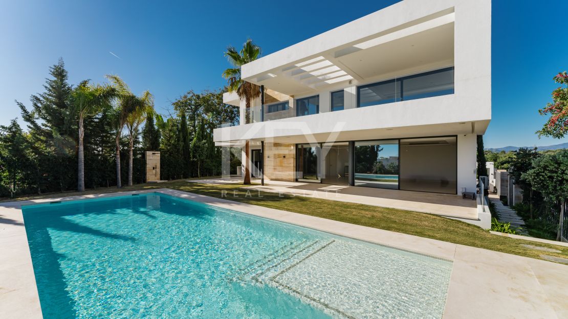 Villa contemporánea de lujo con vistas panorámicas en la Milla de Oro de Marbella