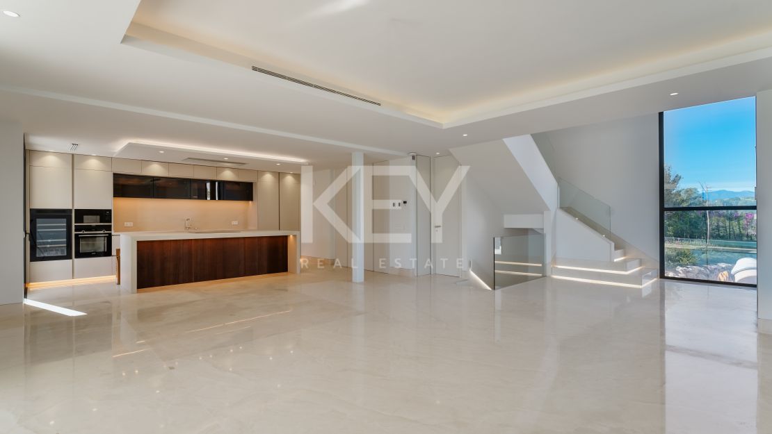 Роскошная современная вилла с панорамным видом на Золотую Милию Марбельи