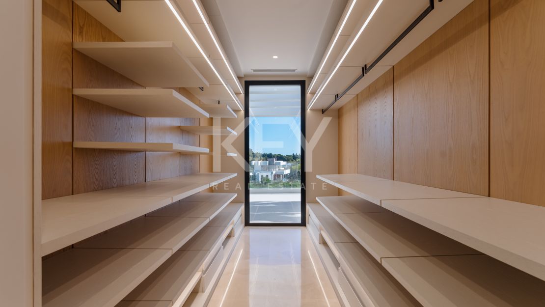 Роскошная современная вилла с панорамным видом на Золотую Милию Марбельи