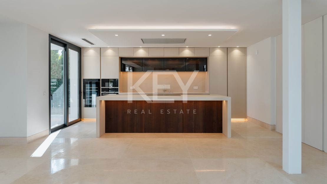 Роскошная современная вилла с панорамным видом на Золотую Милию Марбельи