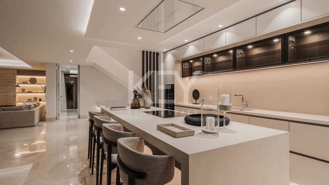 Современный шедевр с панорамным видом на море и горы на Золотой Миле Марбельи