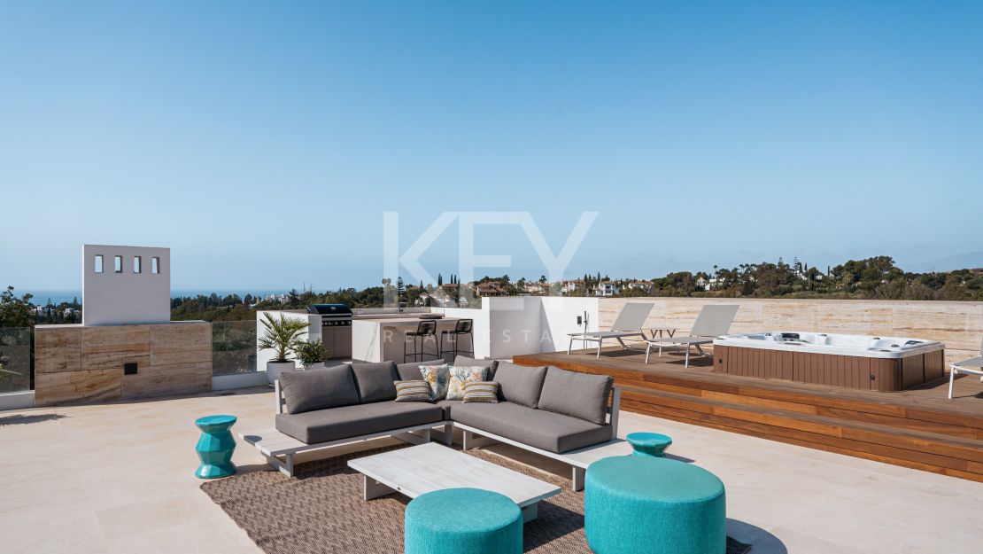 Современный шедевр с панорамным видом на море и горы на Золотой Миле Марбельи