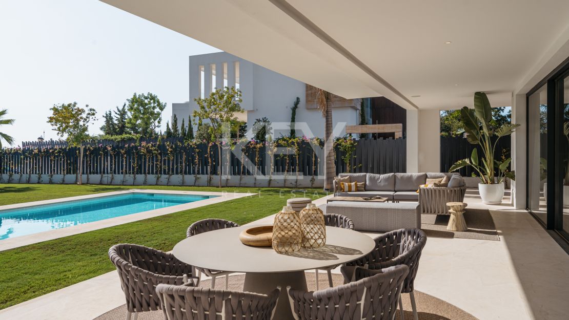 Современный шедевр с панорамным видом на море и горы на Золотой Миле Марбельи