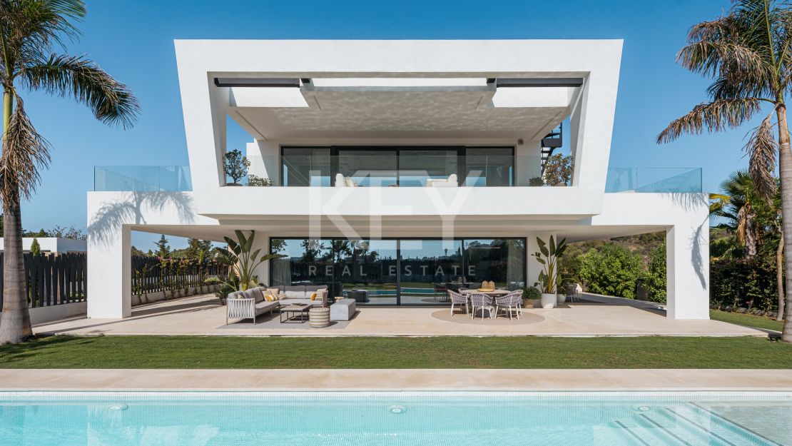 Contemporary masterpiece with panoramic sea and mountain views on Marbella’s Golden Mile