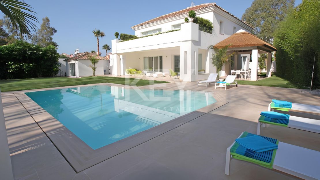 Charming Andalusian villa on the first line golf  and very close to the sea in Casasola, Estepona