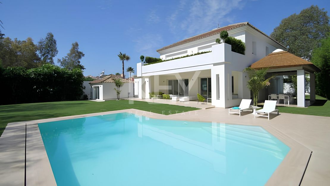 Encantadora villa andaluza en primera línea de golf y muy cerca del mar en Casasola, Estepona