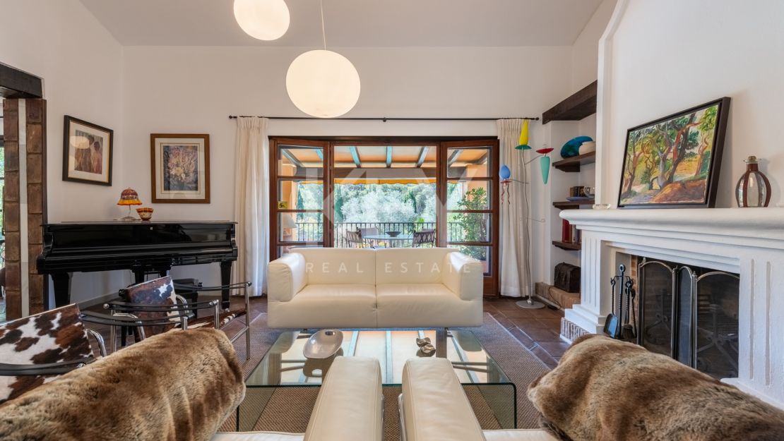 4-комнатная вилла в андалузском стиле в Эль Параисо Медио, Эстепона