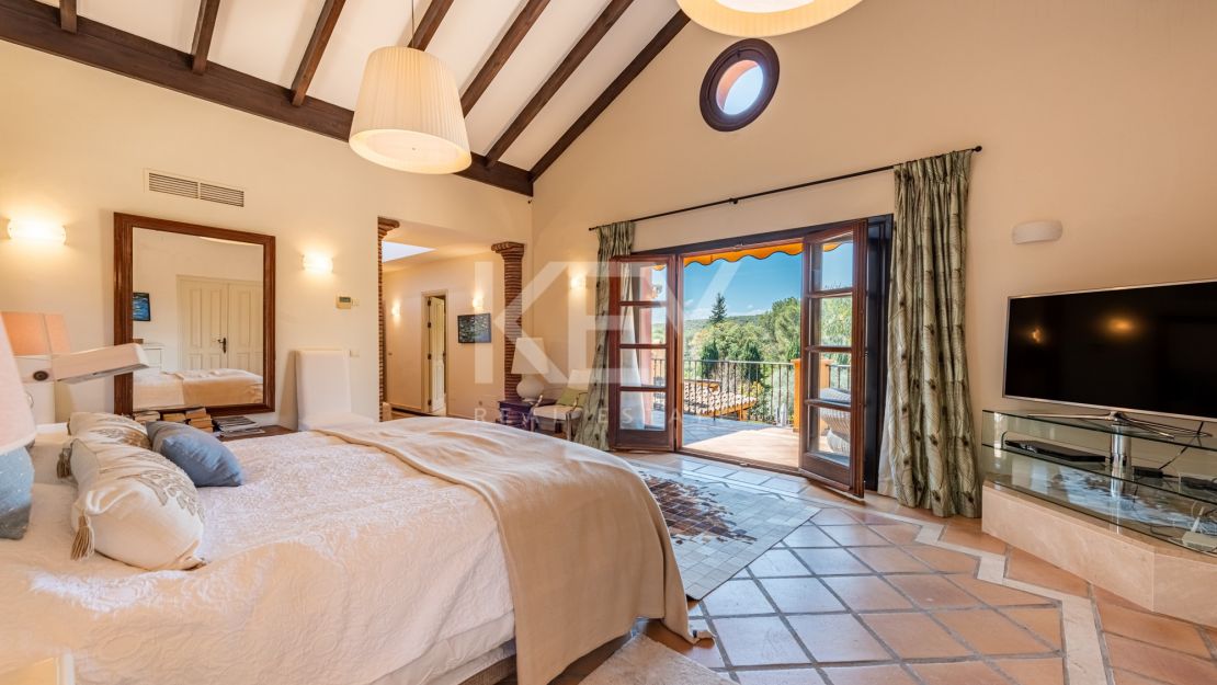 4-комнатная вилла в андалузском стиле в Эль Параисо Медио, Эстепона