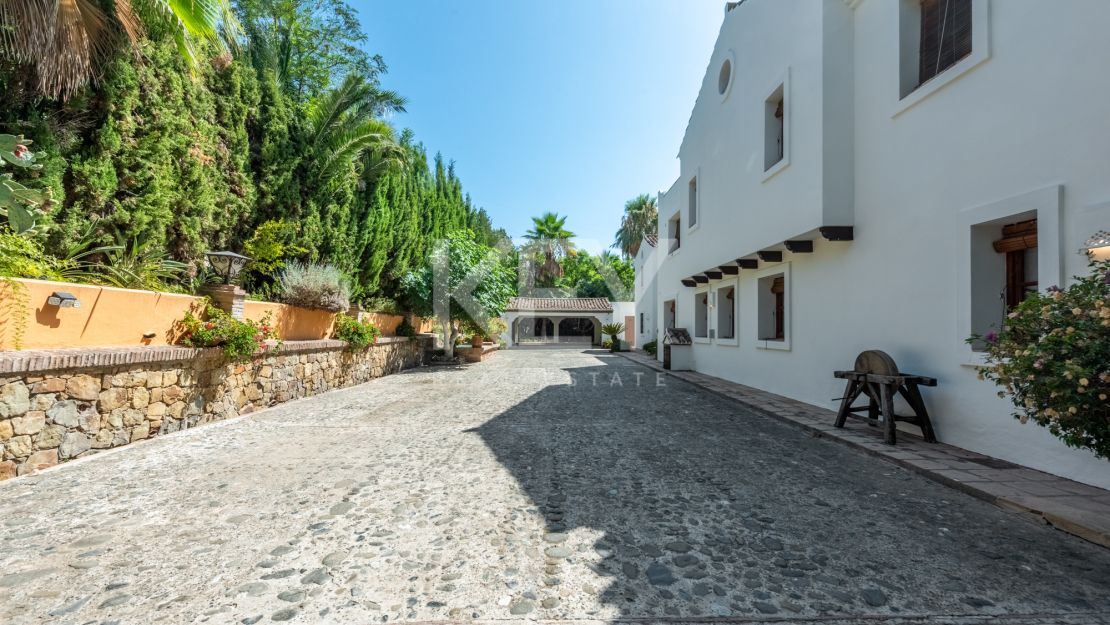 4-комнатная вилла в андалузском стиле в Эль Параисо Медио, Эстепона