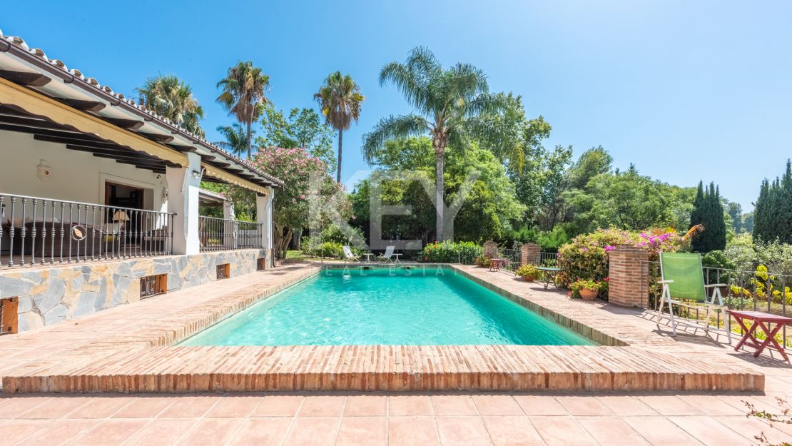 4-комнатная вилла в андалузском стиле в Эль Параисо Медио, Эстепона