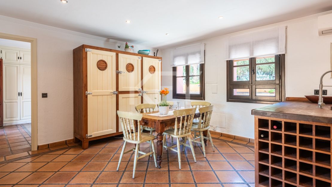 4-комнатная вилла в андалузском стиле в Эль Параисо Медио, Эстепона