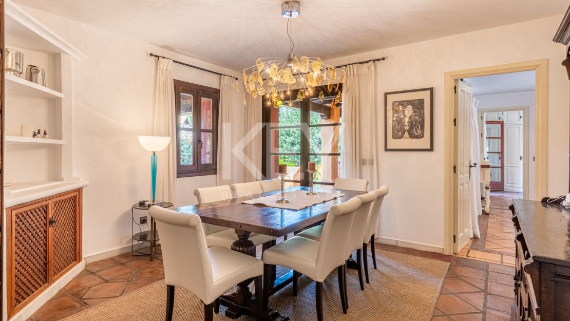 4-комнатная вилла в андалузском стиле в Эль Параисо Медио, Эстепона