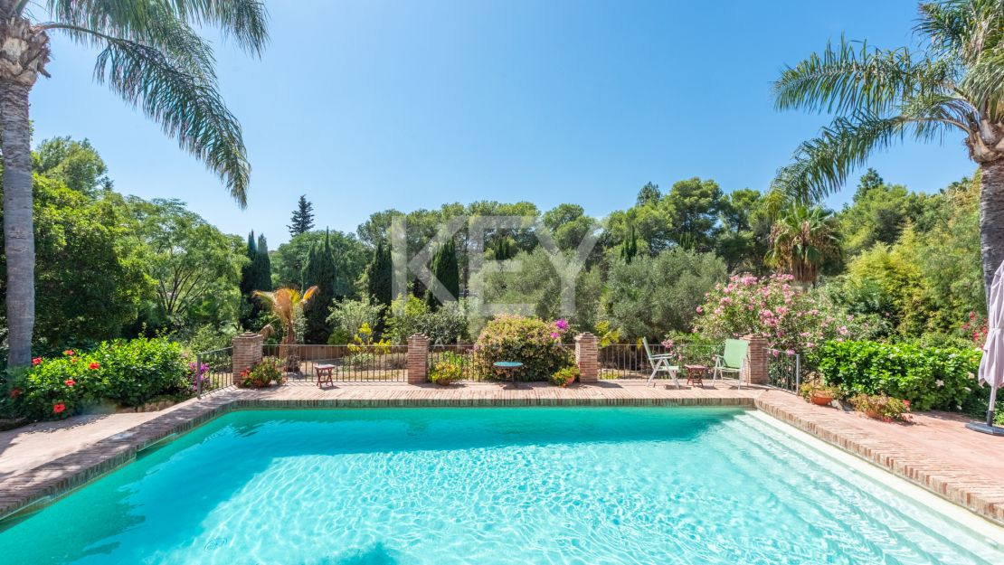 4-комнатная вилла в андалузском стиле в Эль Параисо Медио, Эстепона