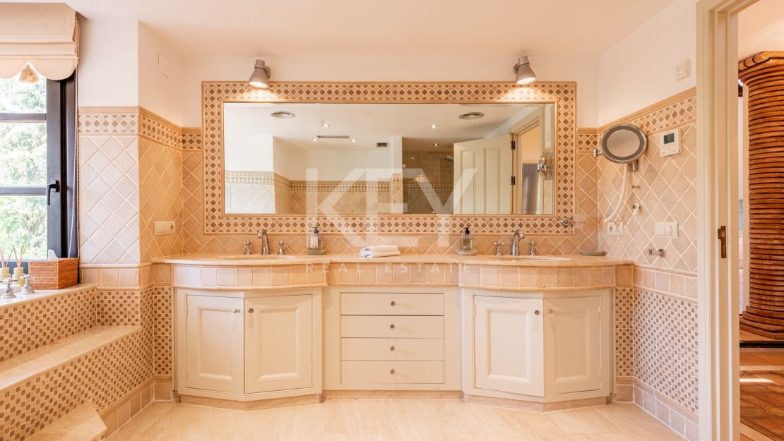 4-комнатная вилла в андалузском стиле в Эль Параисо Медио, Эстепона